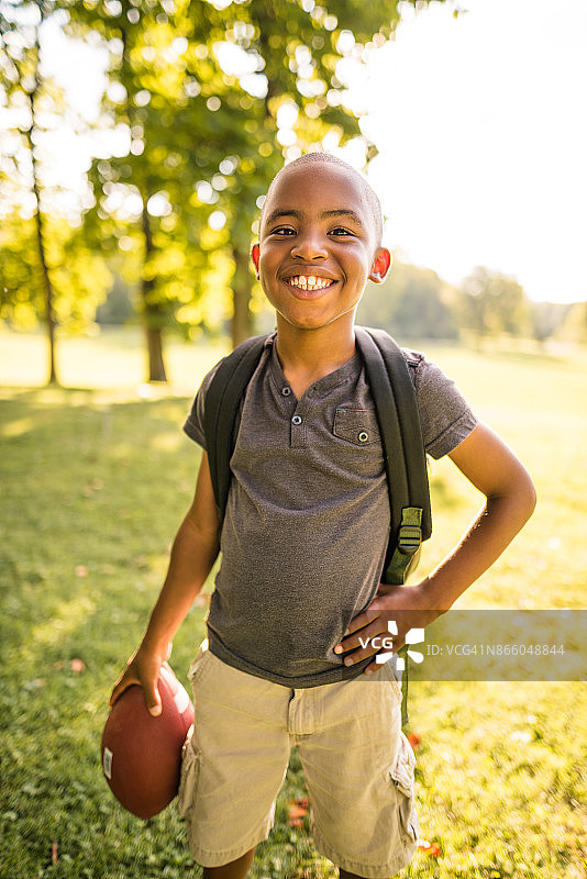抱着足球的小孩，快乐的童年图片素材