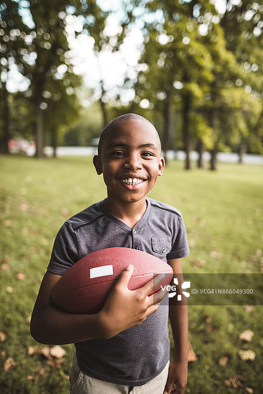 抱着足球的小孩，快乐的童年图片素材