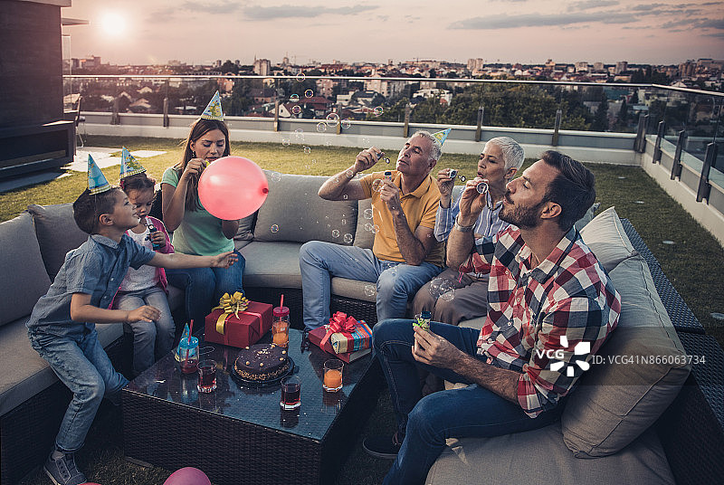 生日派对上吹泡泡！图片素材