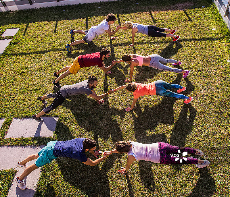 白天进行体育训练时合作的大量运动员图片素材