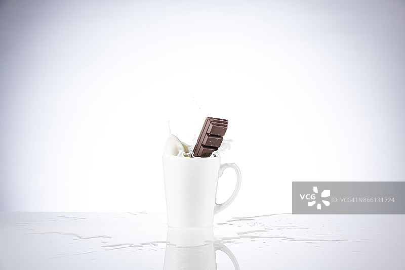 巧克力块溅入牛奶杯中图片素材