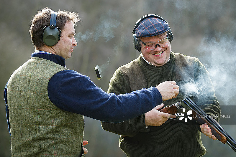 男子用霰弹枪射击飞靶图片素材