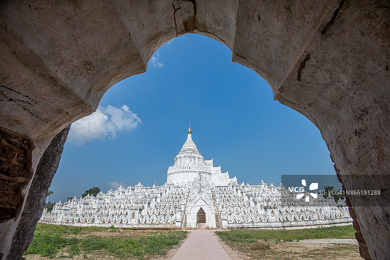 缅甸敏贡辛比梅白色佛塔，又名缅甸泰姬陵图片素材