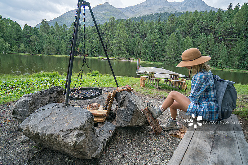 休息中的徒步女人图片素材