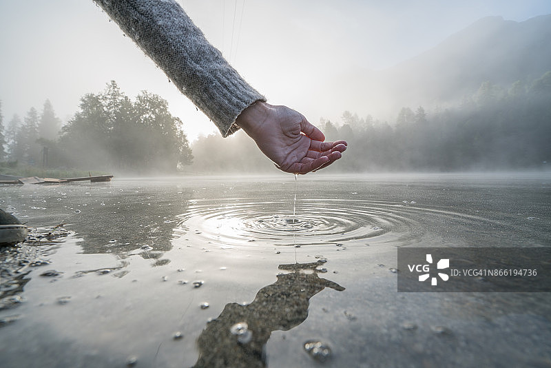 手捧瑞士山间湖泊的淡水图片素材