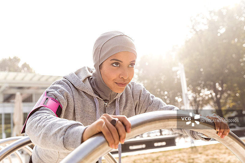年轻穆斯林女人做俯卧撑训练图片素材