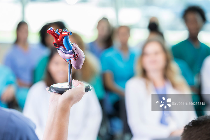 心脏病专家在医疗保健会议上发言图片素材