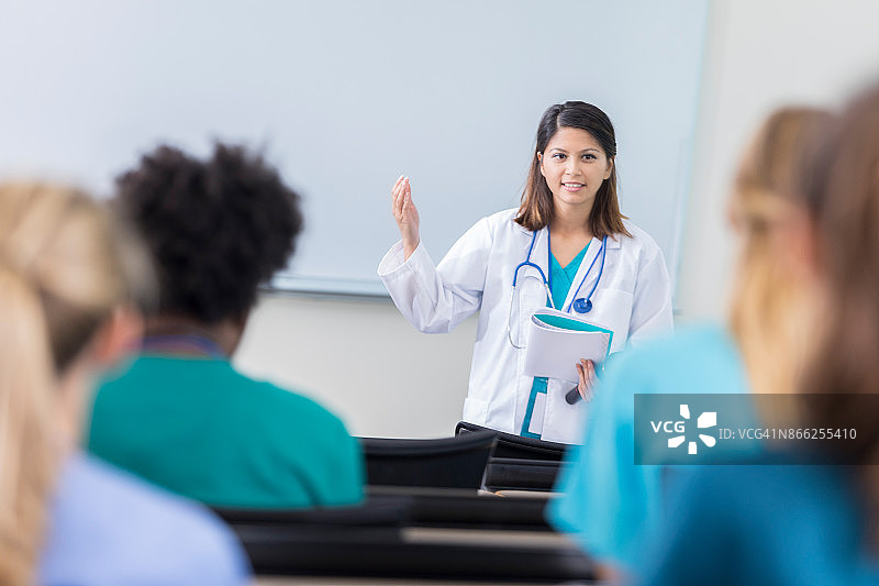 女医生在医学院授课图片素材