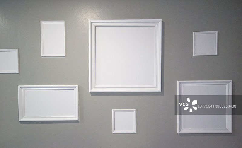 墙上的白色相框图片素材