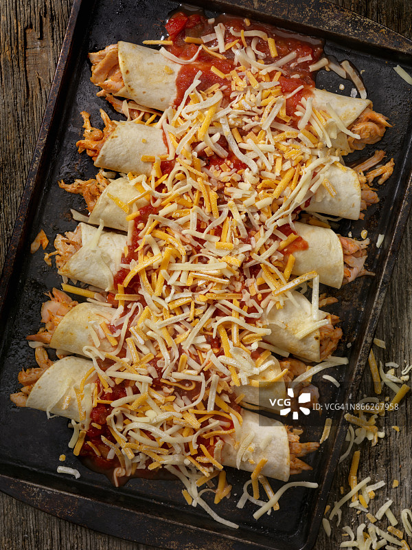 准备烘烤的鸡肉卷图片素材