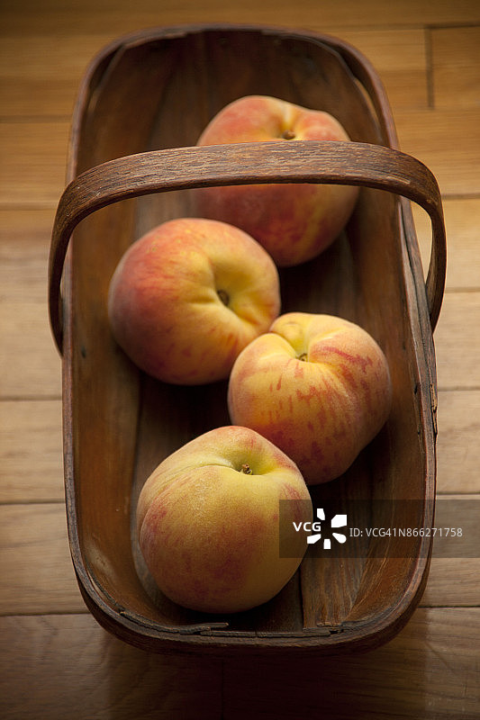 摆放在古董木篮中的白桃图片素材