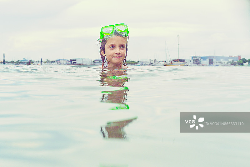 可爱的小游泳者图片素材