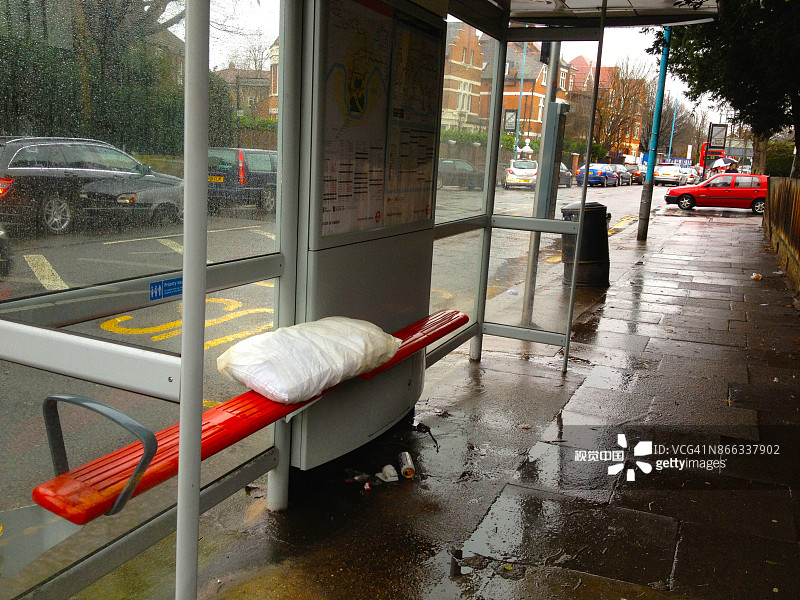 公交候车亭里的坐垫图片素材