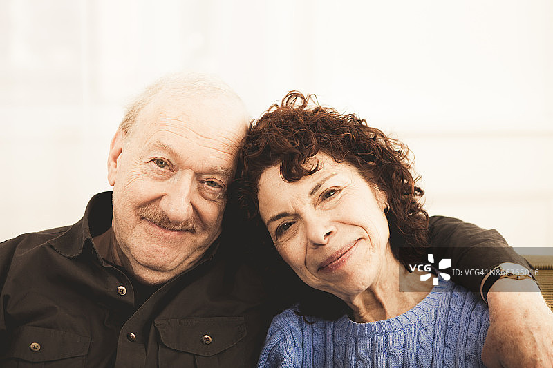 看着镜头的年长男人和女人图片素材