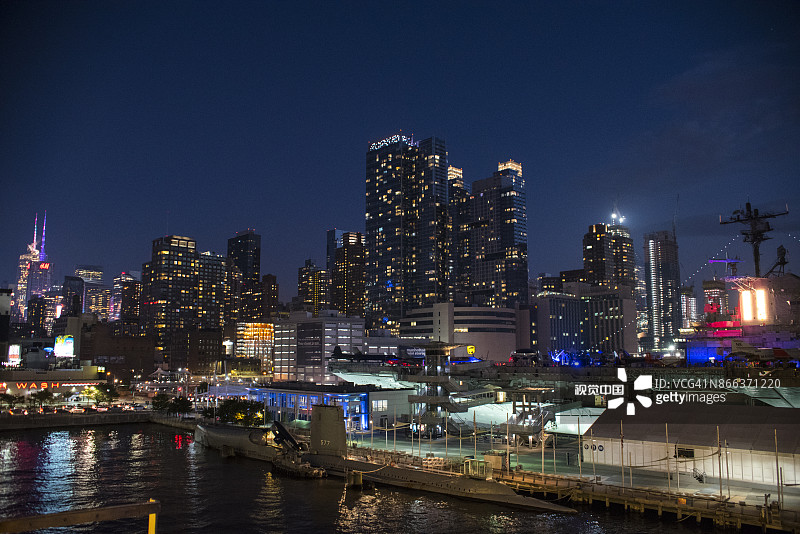 纽约市哈德逊河夜景灯光图片素材