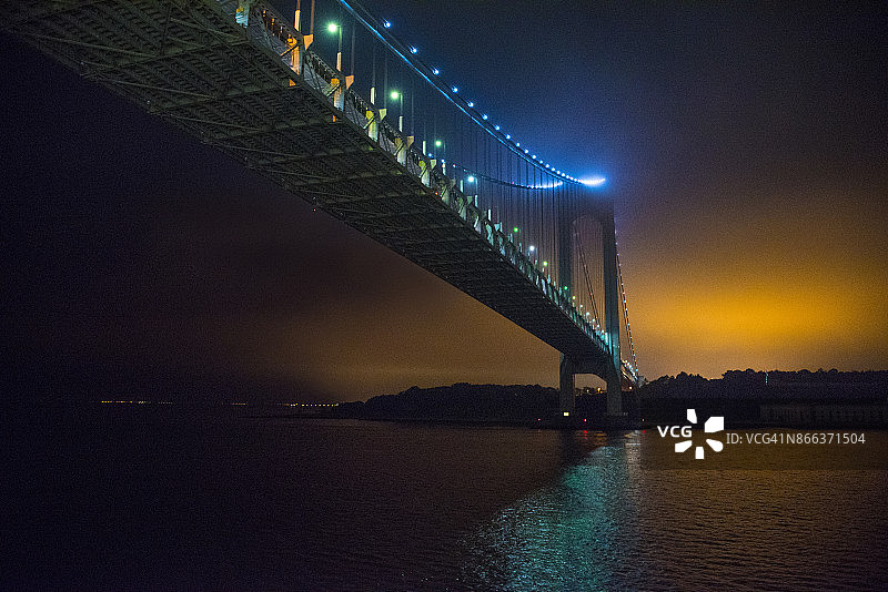 夜幕下的韦拉扎诺海峡大桥图片素材