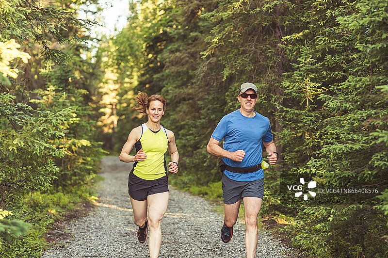 老夫妇在森林中越野跑图片素材