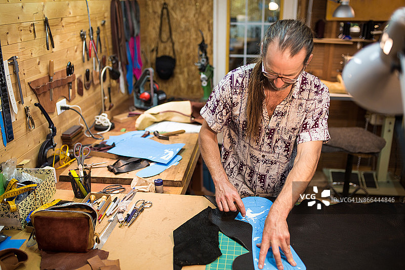 鞋匠在他的工作室里工作图片素材