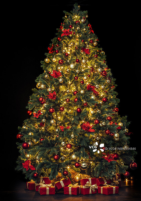 带有礼品盒的精美圣诞树图片素材