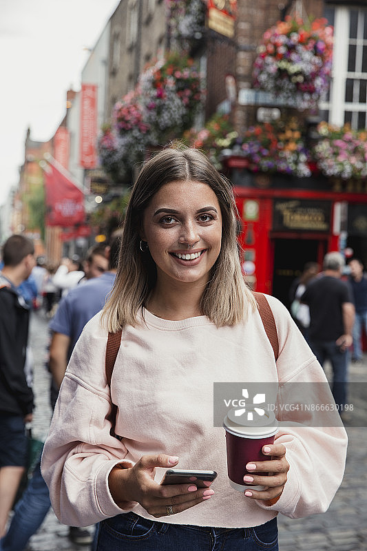 年轻女子在都柏林散步图片素材