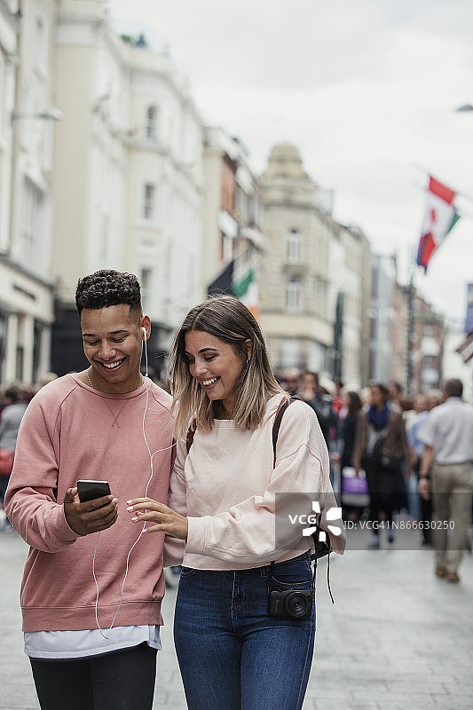 都柏林街头看手机的情侣图片素材