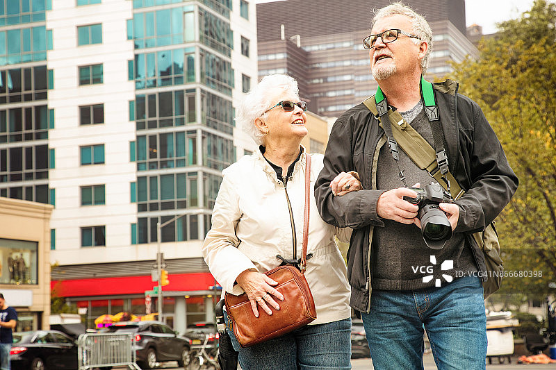 老年夫妇在秋季纽约市享受时光图片素材
