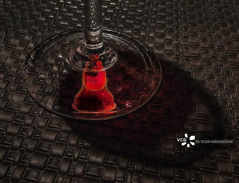 反射红酒的酒杯架特写图片素材