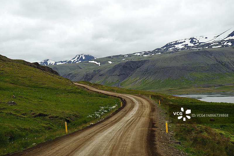 冰岛斯奈山半岛阿尔夫塔峡湾附近的土路图片素材