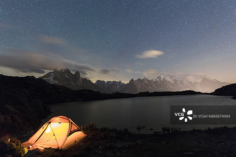 法国谢塞里湖的帐篷图片素材