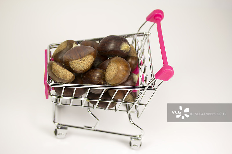 装有栗子的购物车图片素材