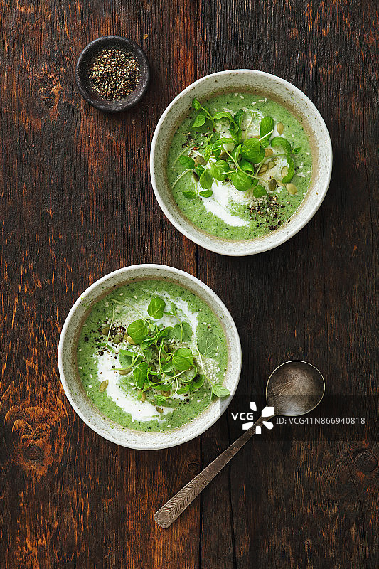 西兰花、羽衣甘蓝、菠菜和薄荷芝麻酱汤图片素材