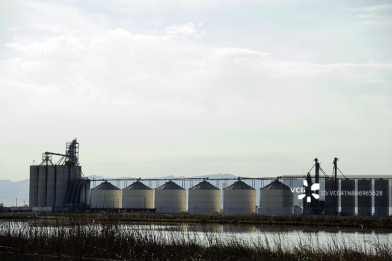 美国加利福尼亚州温特斯附近的粮仓图片素材