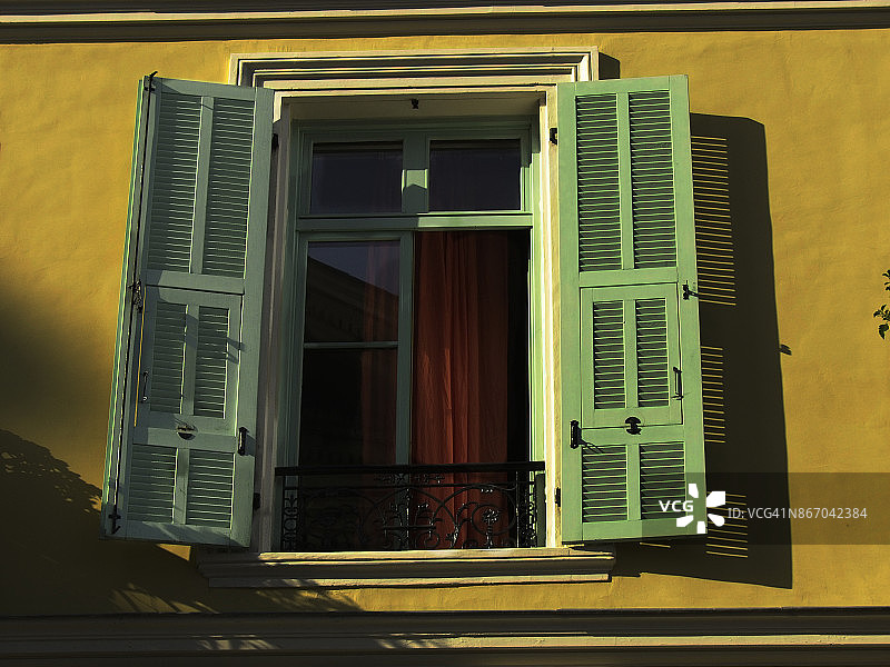 窗户和红色窗帘图片素材