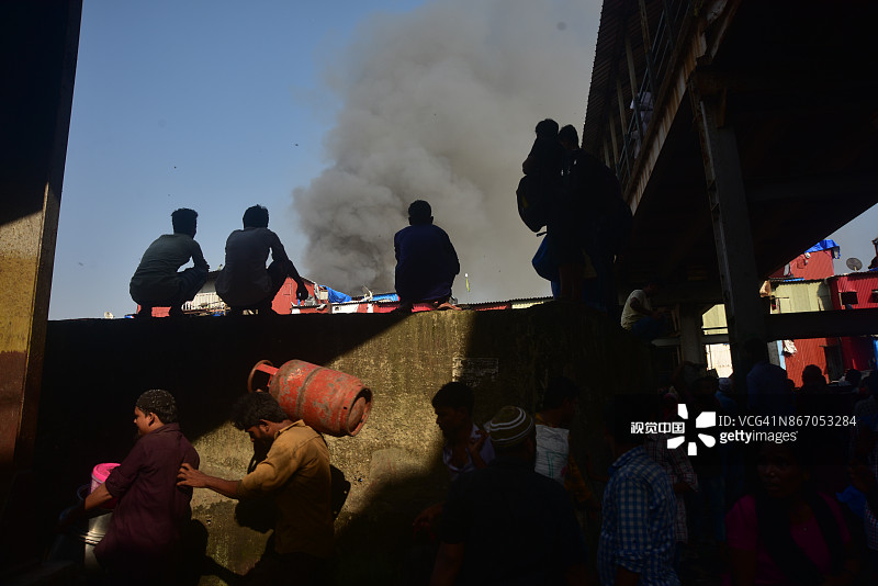 孟买班德拉贫民窟发生大火图片素材