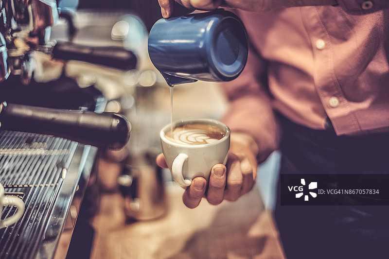 咖啡师在咖啡店工作图片素材