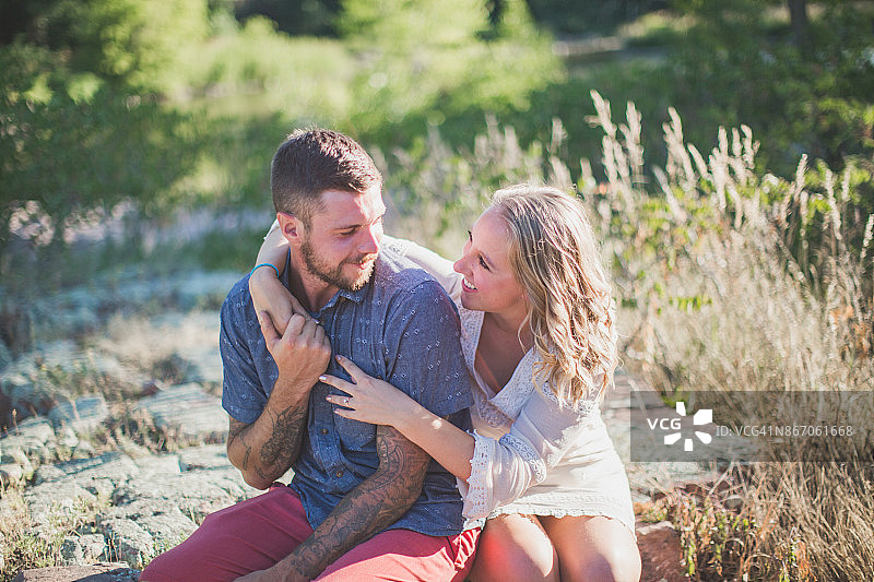 在自然中与男人相拥的女人图片素材