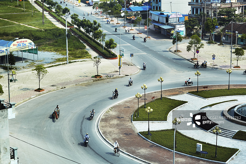 南定市摩托车通勤者环绕喷泉图片素材