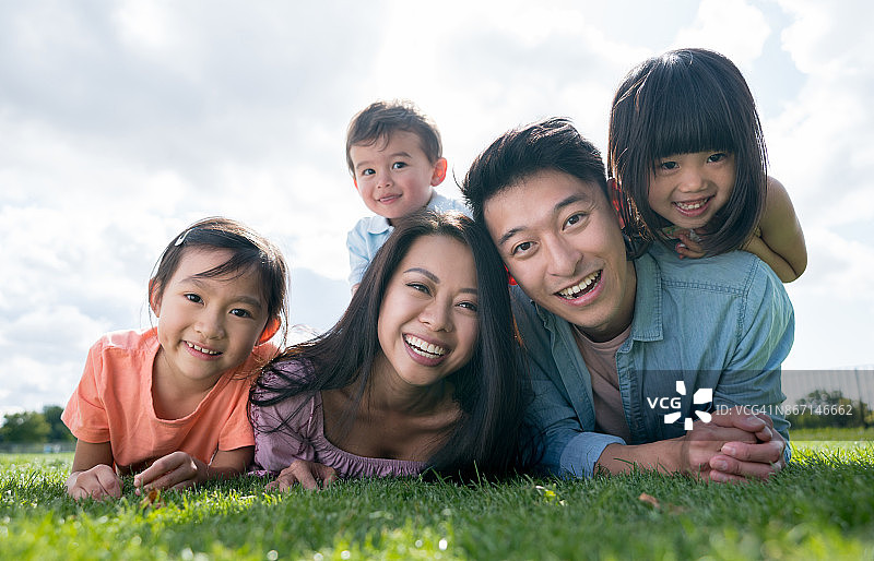 快乐的亚洲家庭在公园里的肖像图片素材