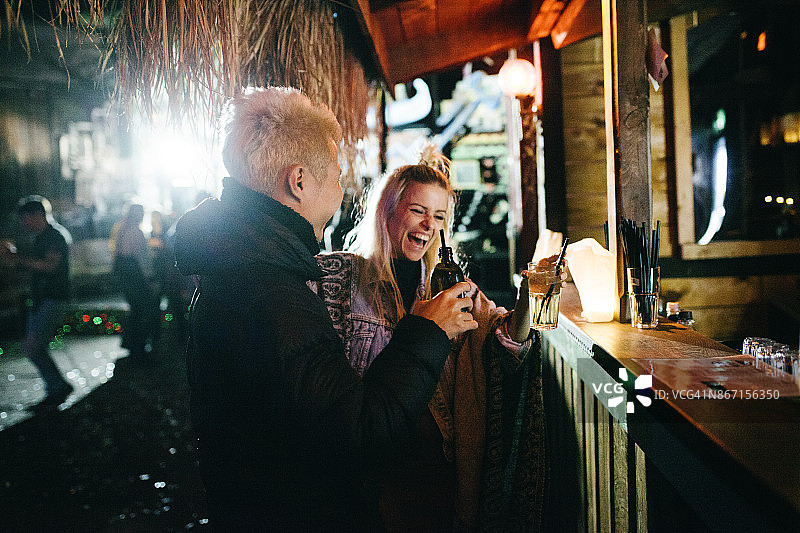 情侣在酒吧里欢笑图片素材