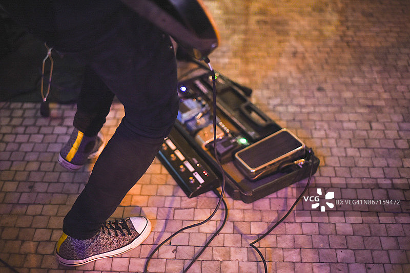 准备表演：舞台上音乐家脚部的裁剪照片图片素材