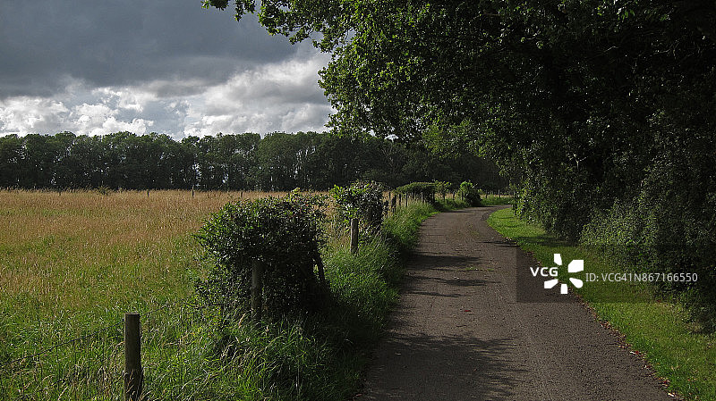 铺砌的乡村小道图片素材