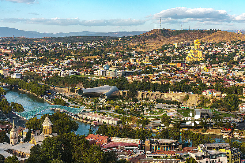 格鲁吉亚第比利斯午后阳光下的空中城市景观图片素材