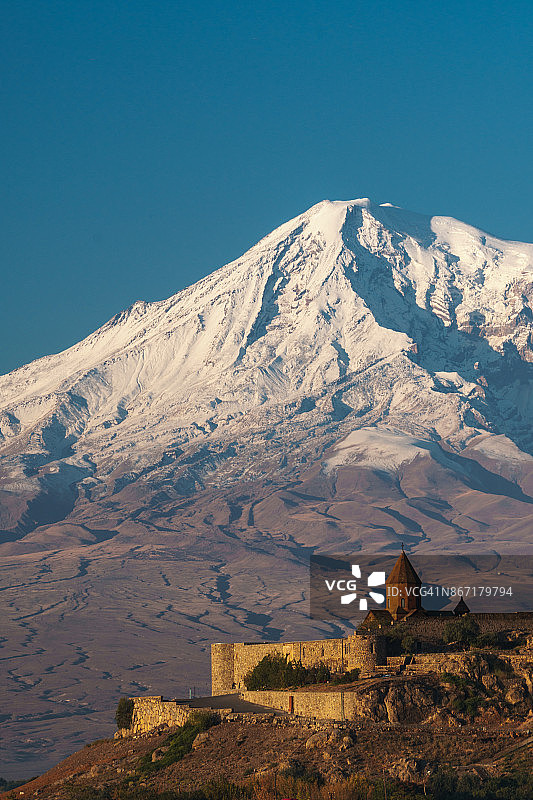霍尔维拉普修道院的圣母教堂（17世纪），背景是亚拉拉特山图片素材
