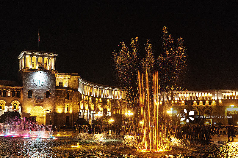 亚美尼亚埃里温共和国广场的夜间照明喷泉图片素材