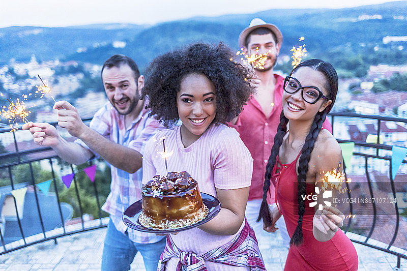 与朋友们在户外举办的生日派对图片素材