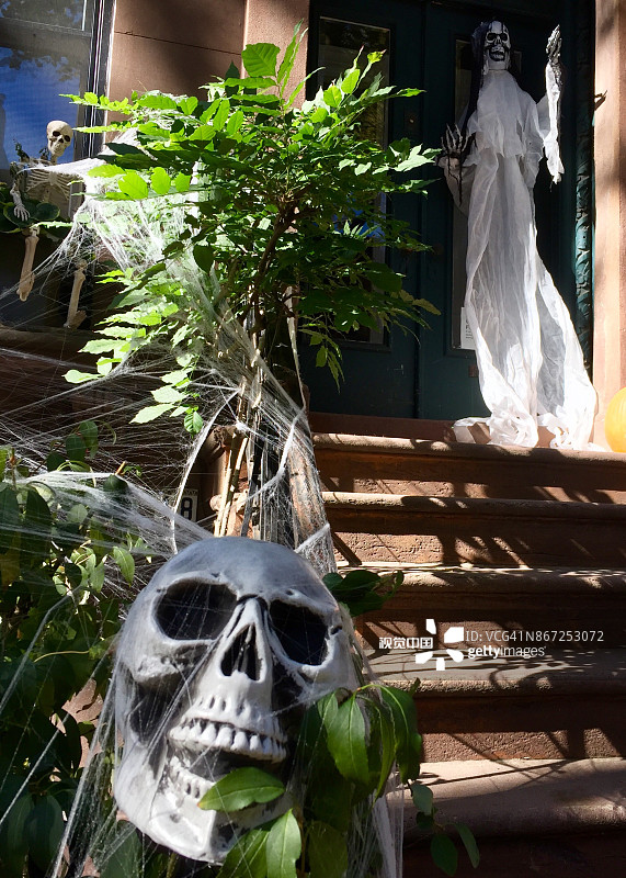 住宅楼外的恐怖万圣节装饰图片素材