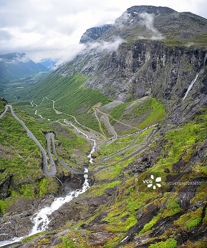 挪威特罗斯蒂根山路图片素材
