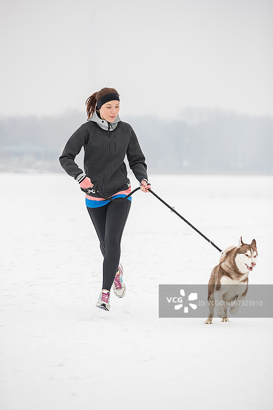 冬天和狗一起跑步图片素材