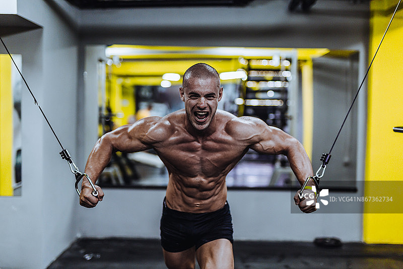 在健身房锻炼的年轻人图片素材