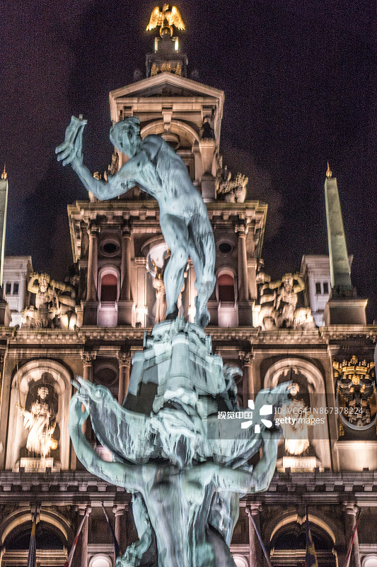 比利时安特卫普布拉博喷泉和市政厅图片素材